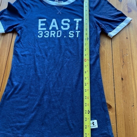 Under Armour Women's Short Sleeve Legacy East 33rd St. Crewneck. Size Medium - Picture 12 of 12